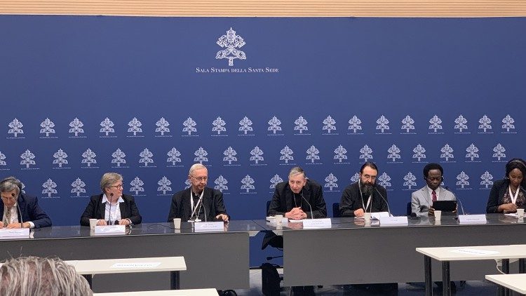 Fraternal delegates lend ‘ecumenical character’ to Synod press briefing