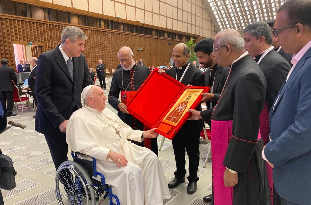 Syro-Malabar Delegates in Synod Gift Pope Francis a Memento